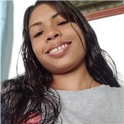 Profesor de naturales da clases de niños de primaria